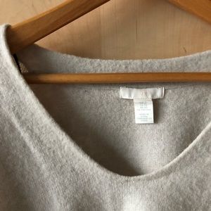 Long-sleeve v-neck sweater.